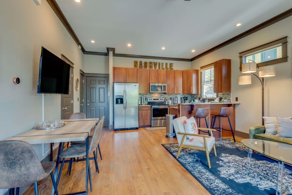 Eat-in kitchen with plenty of dishes 