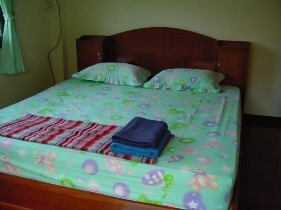 Two Bedroom Bungalow | In-room safe, desk