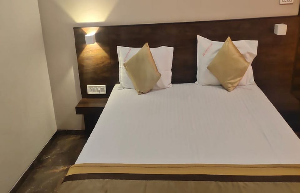 Deluxe Double Room | Egyptian cotton sheets, premium bedding, desk, blackout drapes