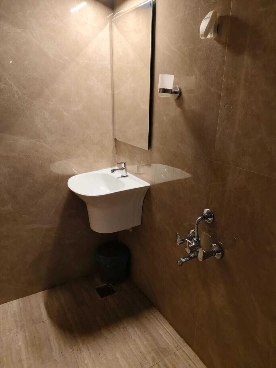 Superior Room | Bathroom | Shower, rainfall showerhead, free toiletries, towels