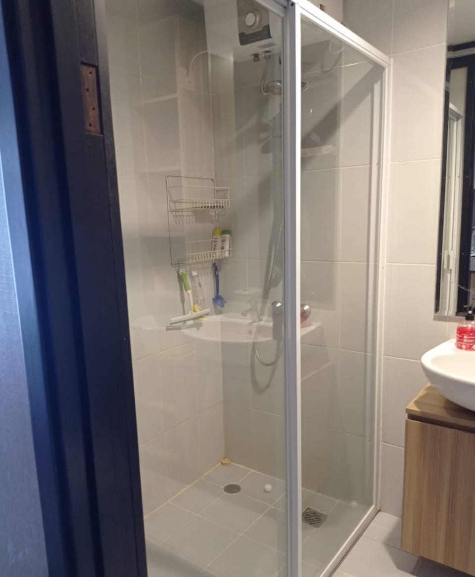 Studio | Bathroom | Shower, free toiletries