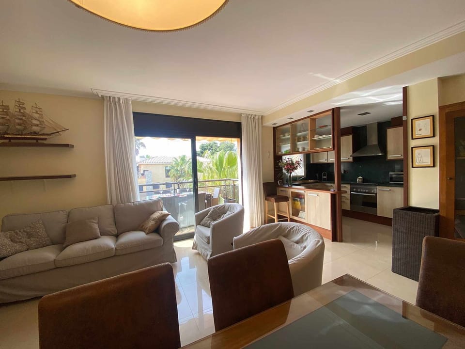 Communal lounge/ TV room,Kitchen or kitchenette,Dining area