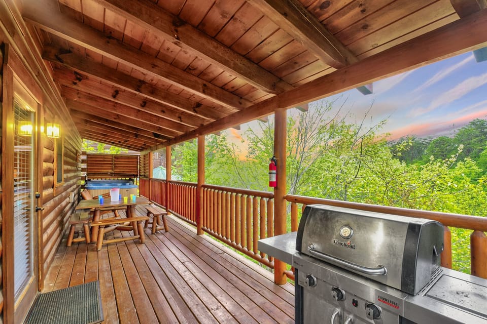 You can also eat out on the picnic table right outside on the main deck, where you can enjoy a beautiful wooded view.