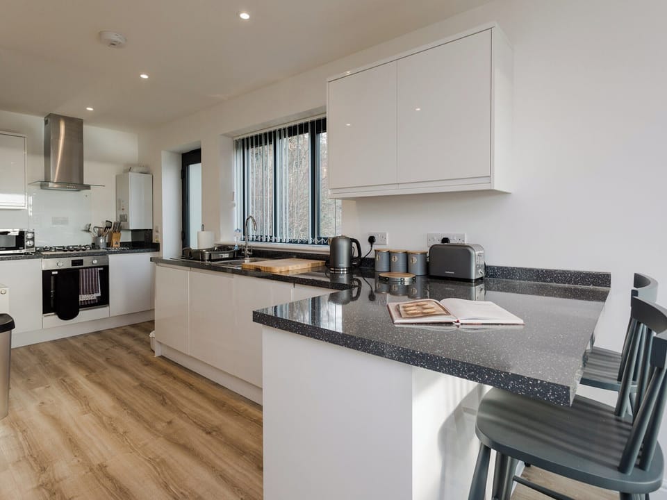 Kitchen area with breakfast bar | Inglewood Retreat, Ventnor