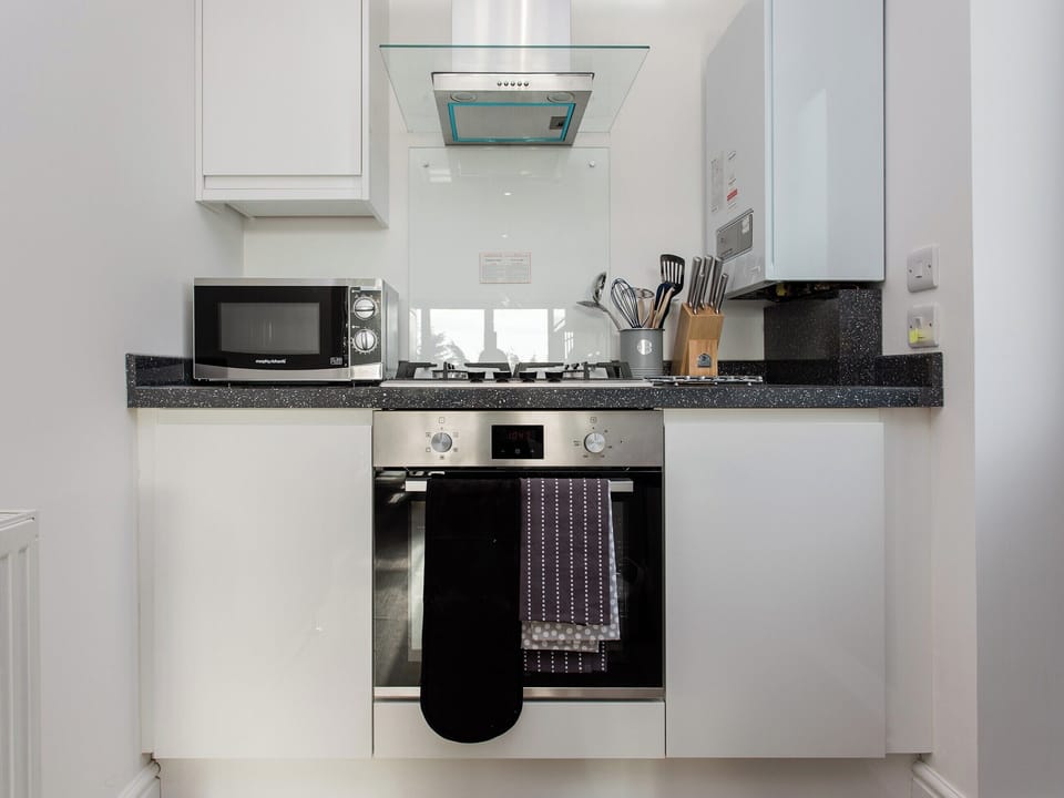 Fitted kitchen | Inglewood Retreat, Ventnor