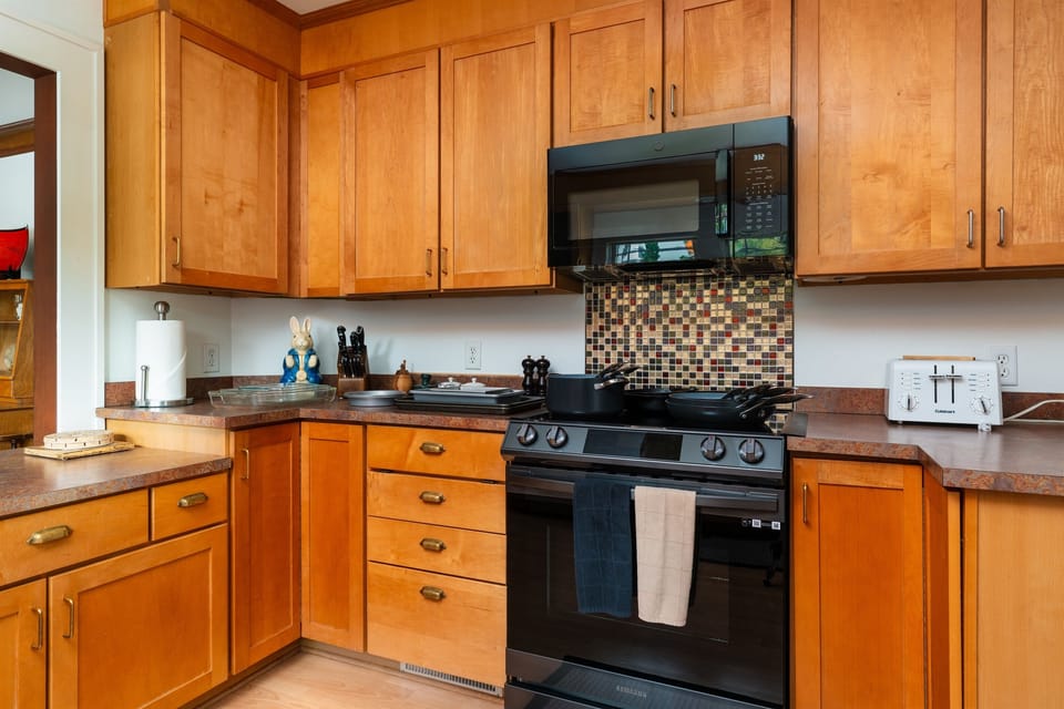 Induction stovetop and a fully equipped kitchen ready for all your meals! Induction cooktop takes induction cookware (provided) as well as most stainless and cast iron.