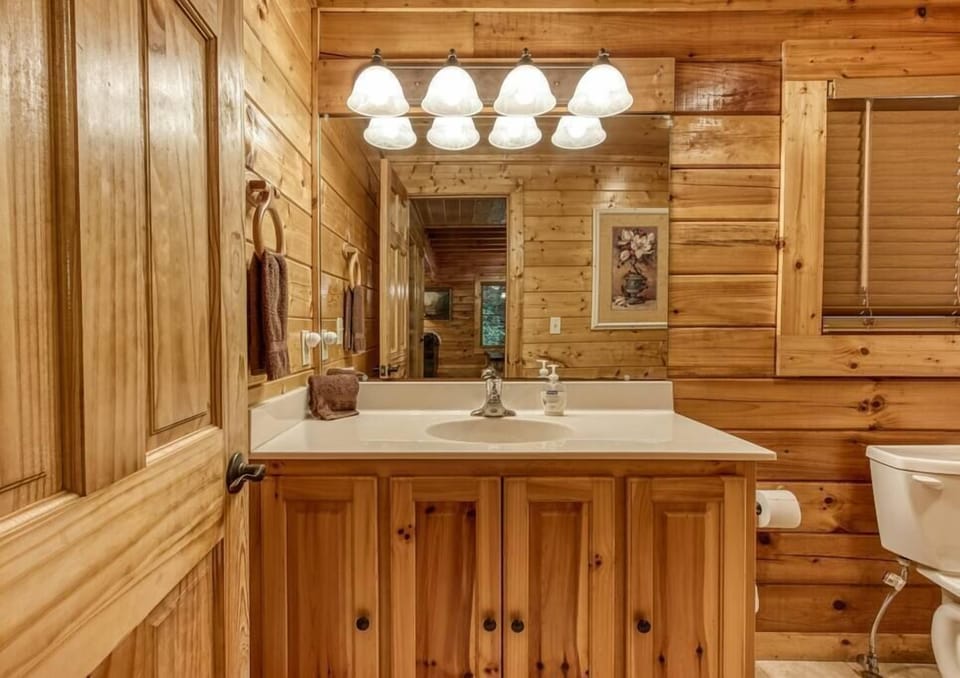 Main Level Bathroom (1)