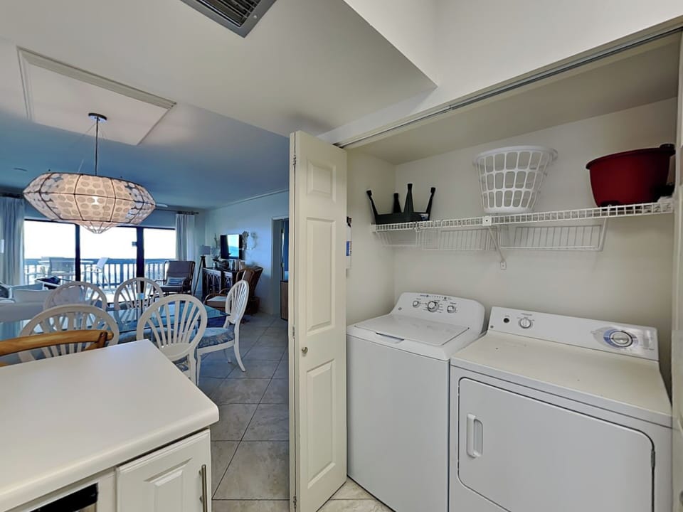 Laundry Closet - Washer and Dryer
