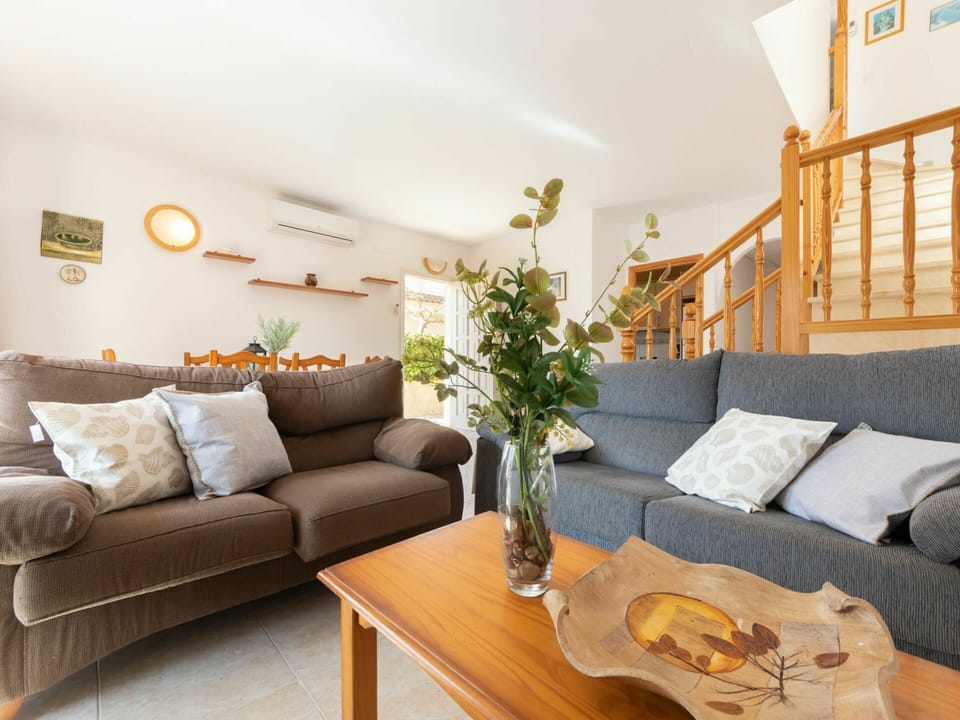 Food, Furniture, Table, Comfort, Tableware, Textile, Window, Door, Wood, Shade