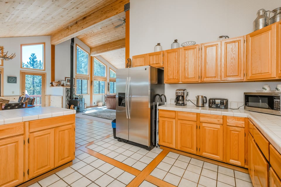 Open Floor Plan Great For Dinners & Entertaining