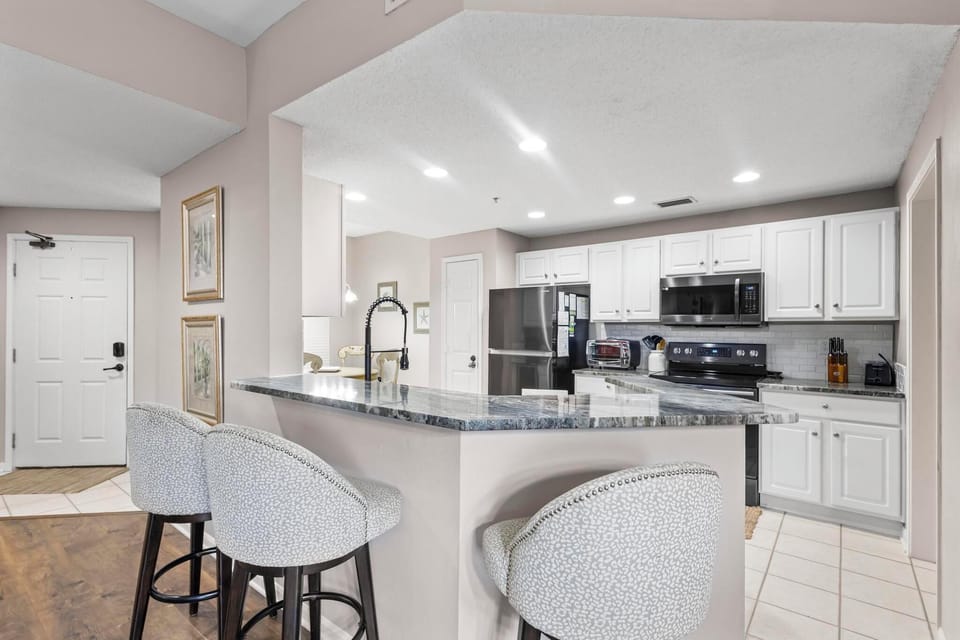 Breakfast bar and kitchen