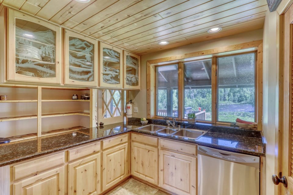 This well equipped kitchen makes cooking a basic breakfast or a Holiday Feast a dream when you have views like this. Yellowstone Riverside sleeps 10!