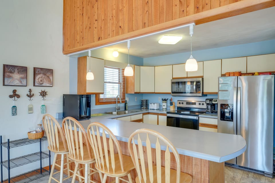 Kitchen | Main Floor | Dishwasher | Duo Drip/Single-Serve Coffee Maker