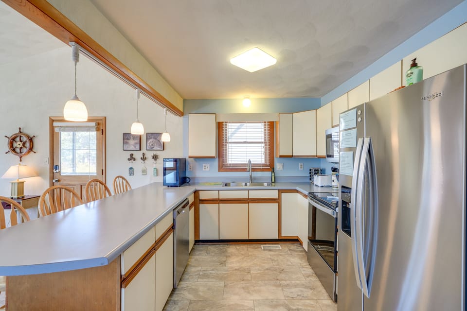Kitchen | Blender & Slow Cooker Provided
