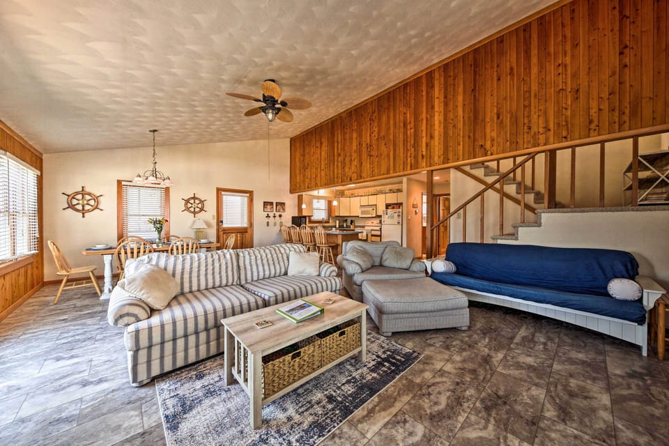 Living Room | 1st Floor | Smart TV w/ Cable