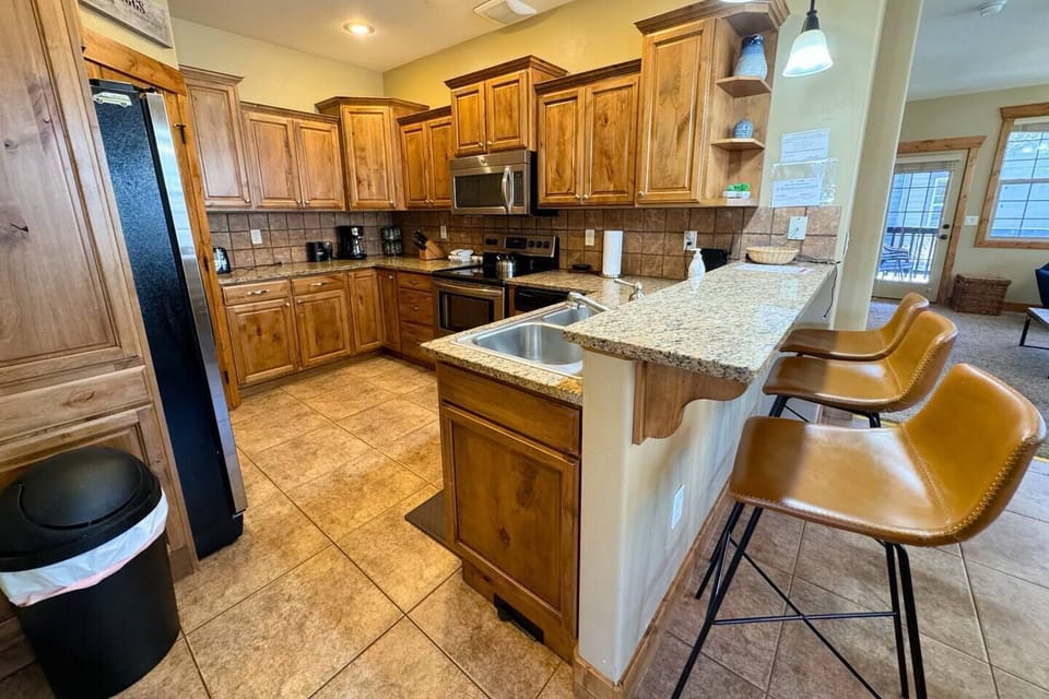 This well-appointed kitchen is perfect for meal prep.
