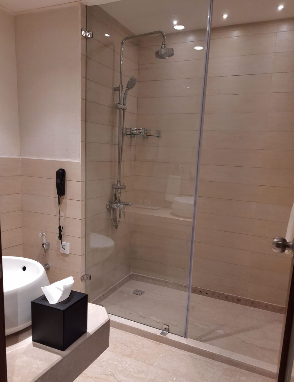 Shower, free toiletries, towels