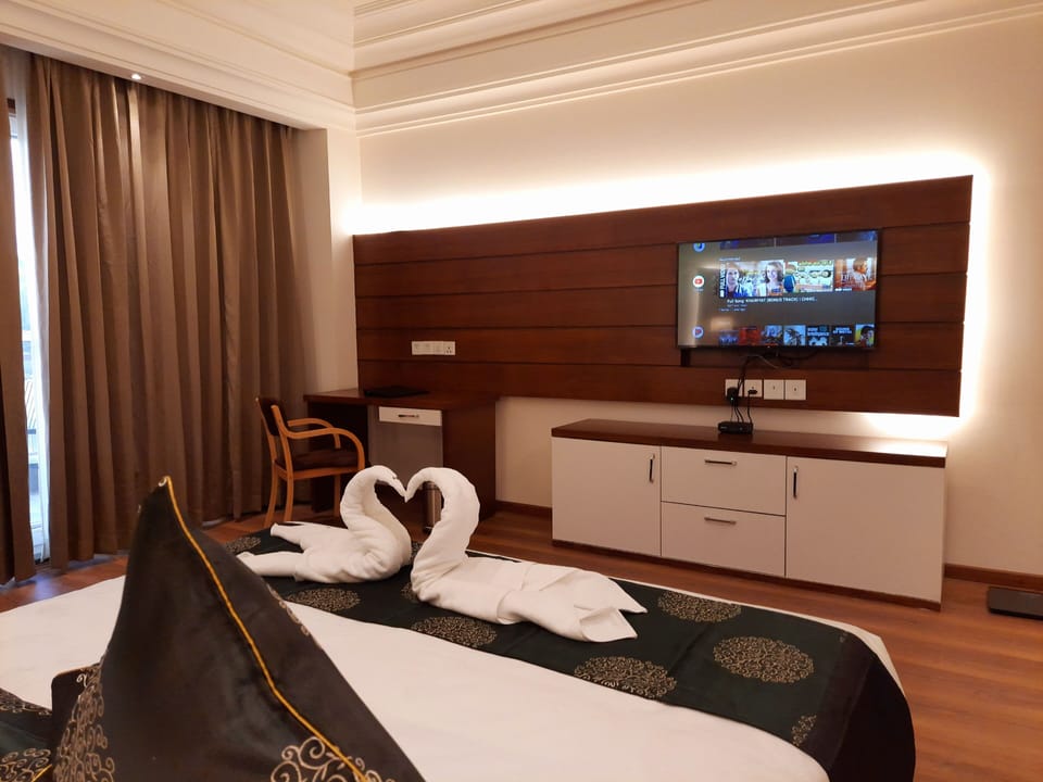 Deluxe Room | Minibar, in-room safe, desk, laptop workspace