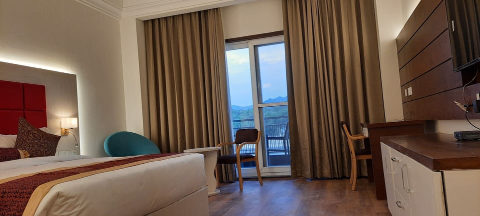 Deluxe Room | Minibar, in-room safe, desk, laptop workspace