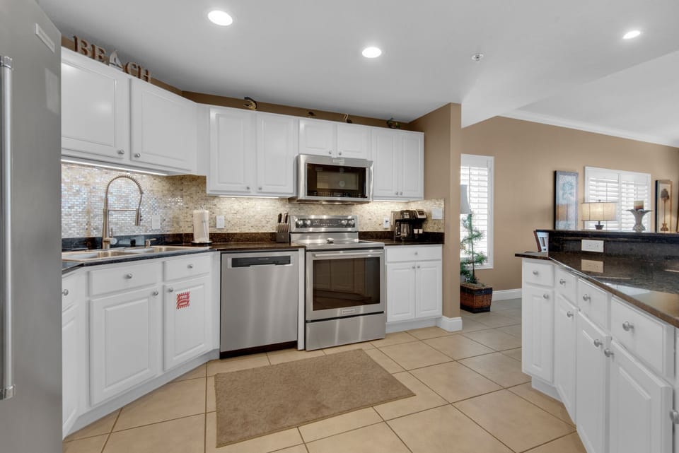 Kitchen - This gourmet kitchen is a chef’s dream, boasting modern appliances and all the essentials to craft delicious, memorable meals.