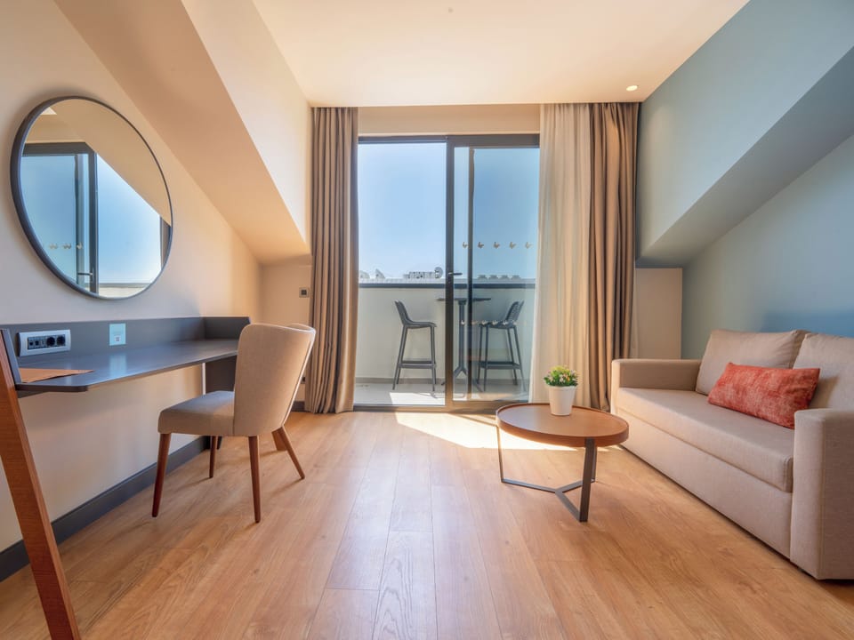 DELUXE ROOF ROOM | Living area | 43-inch LCD TV with satellite channels, table tennis