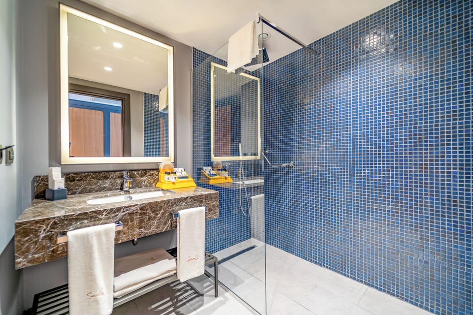 DELUXE ROOF ROOM SEA VIEW | Bathroom | Shower, rainfall showerhead, free toiletries, hair dryer