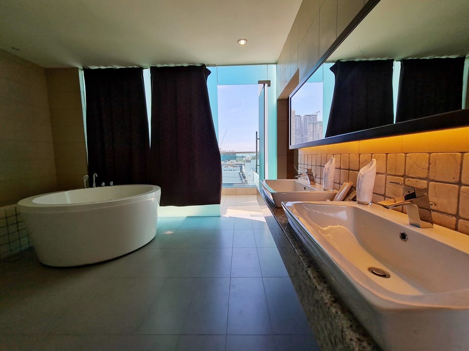 Family Suite, 2 Bedrooms, Jetted Tub, Courtyard Area | Bathroom | Free toiletries, hair dryer, bidet, towels