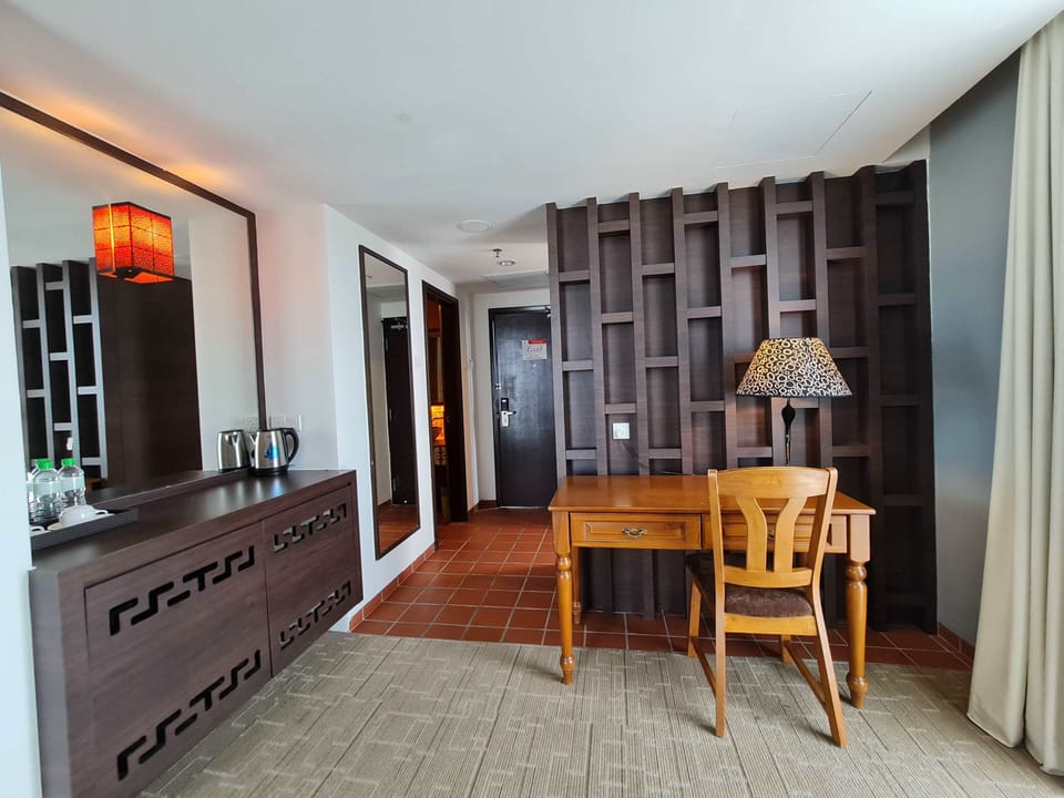 Swan Suite | In-room safe, desk, iron/ironing board, free WiFi