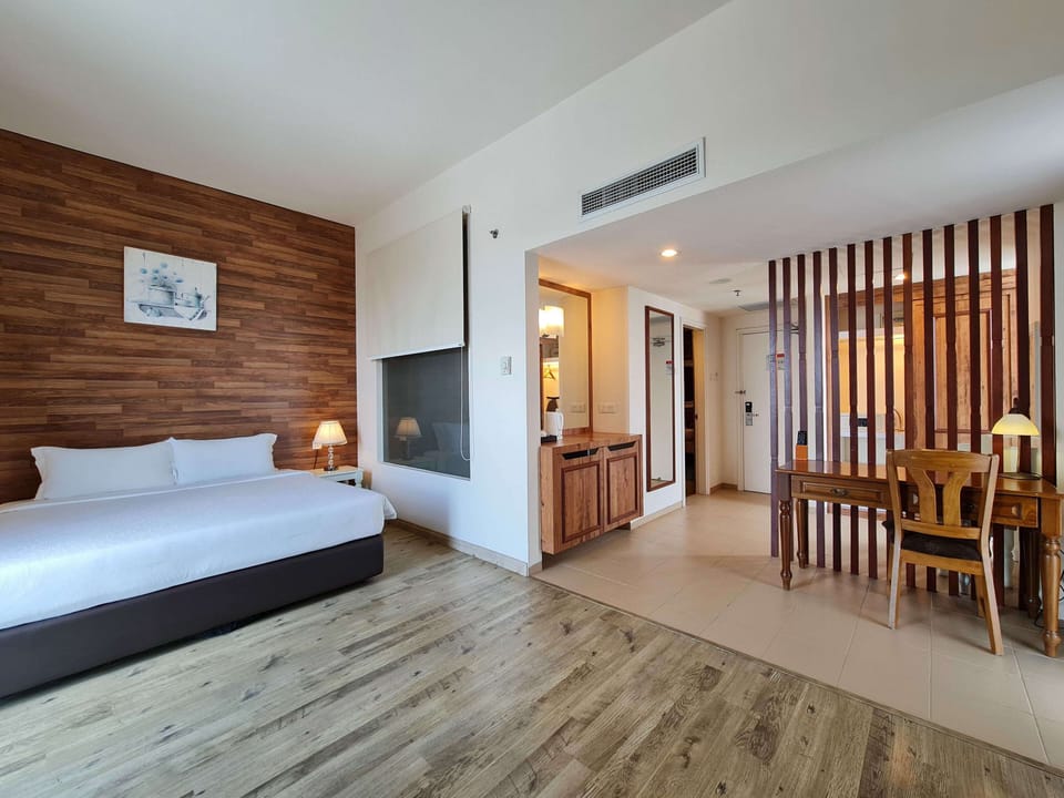 Swan Suite | In-room safe, desk, iron/ironing board, free WiFi