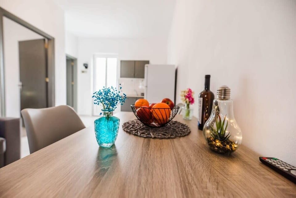 Decoration Notes – Handpicked accents that give the home a personal and welcoming touch.