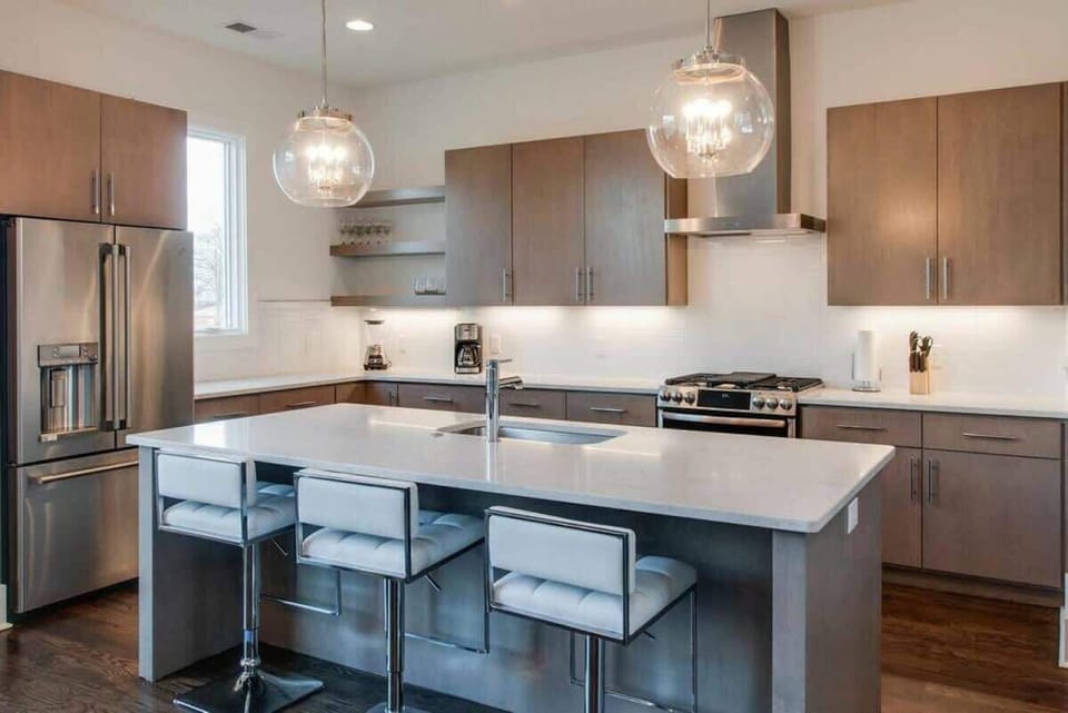 Modern, fully-stocked kitchen!
