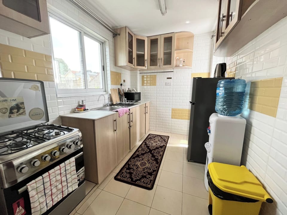 Luxury Apartment, 1 Bedroom | Private kitchen | Electric kettle, dining tables