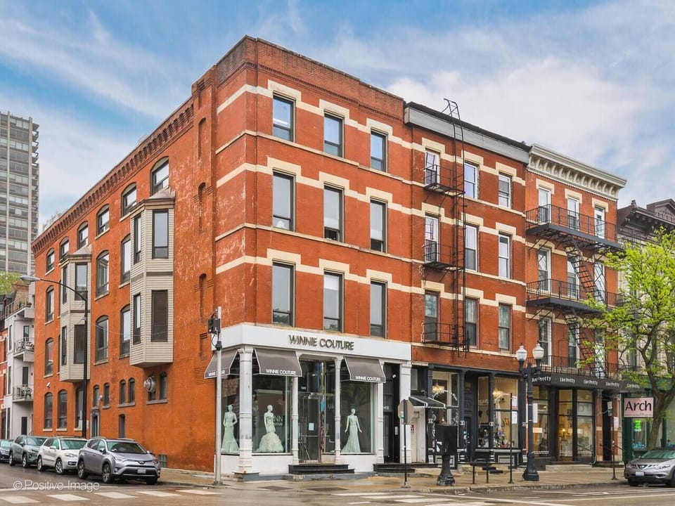 Our awesome building located at the corner of Schiller and Wells!  It doesn't get more centrally located than this!  Old Town is the heart of historic Chicago and has tons of bars, restaurants, and shopping to keep you busy for your entire trip!