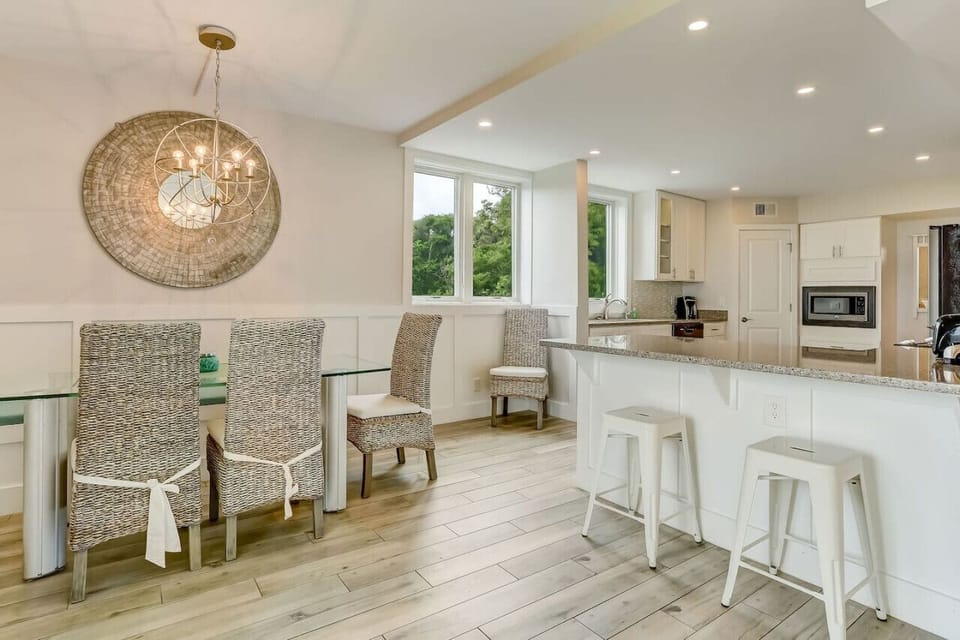 Kitchen eating area for 8+ guests.