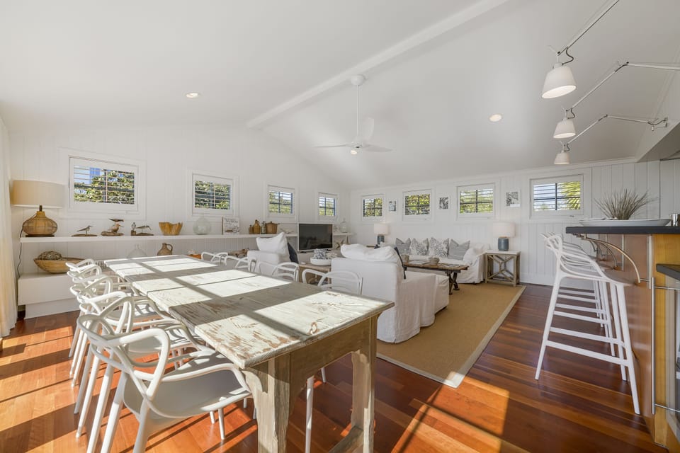 ADJACENT DINING AREA FOR 8 WITH GULF VIEWS