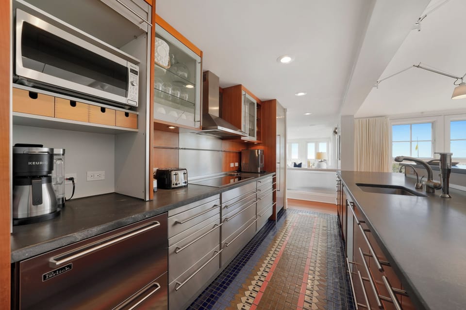 HIGEN END LARGE KITCHEN