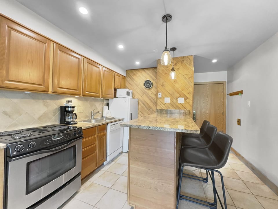 Condo, 1 Bedroom | Private kitchen | Fridge, microwave, oven, coffee/tea maker
