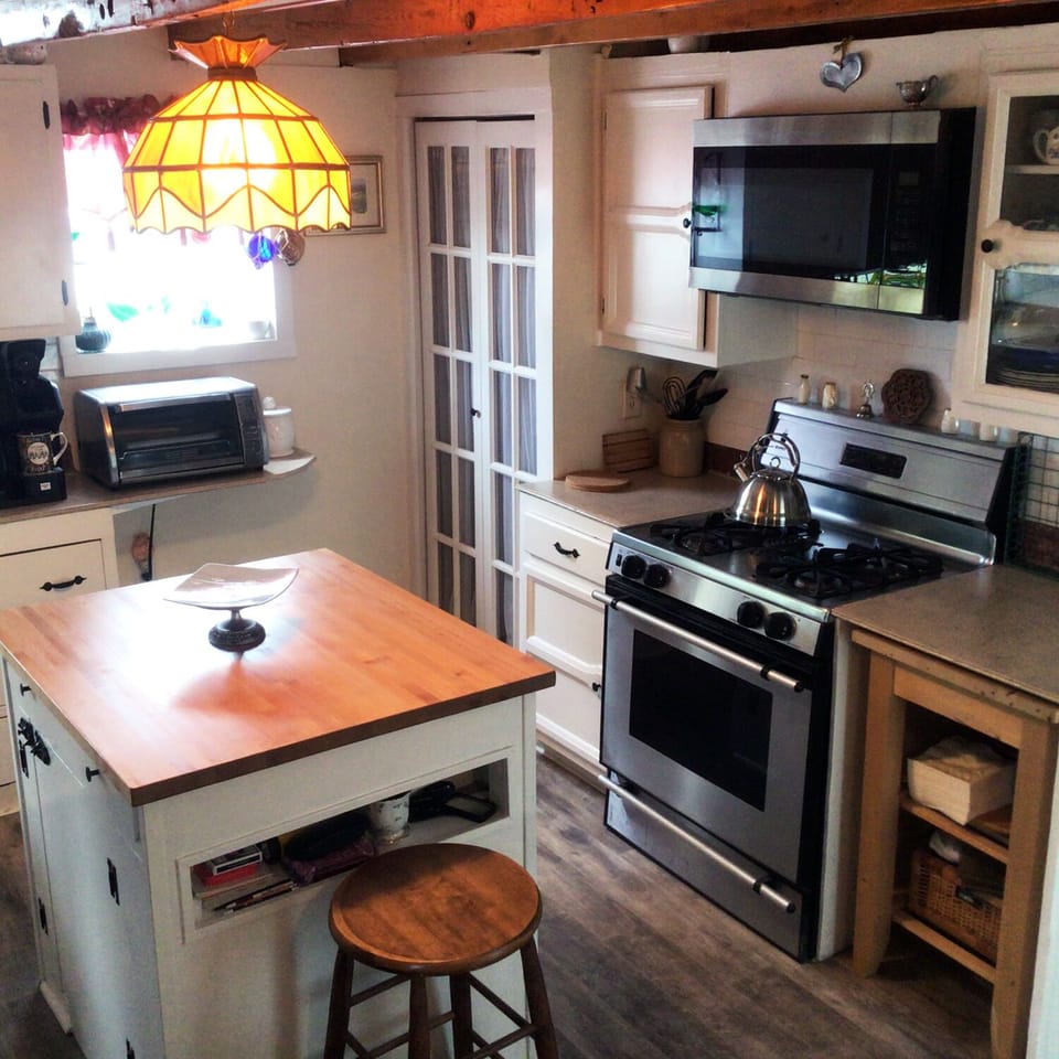 Kitchen other wall. Door is to basement where washer dryer is.