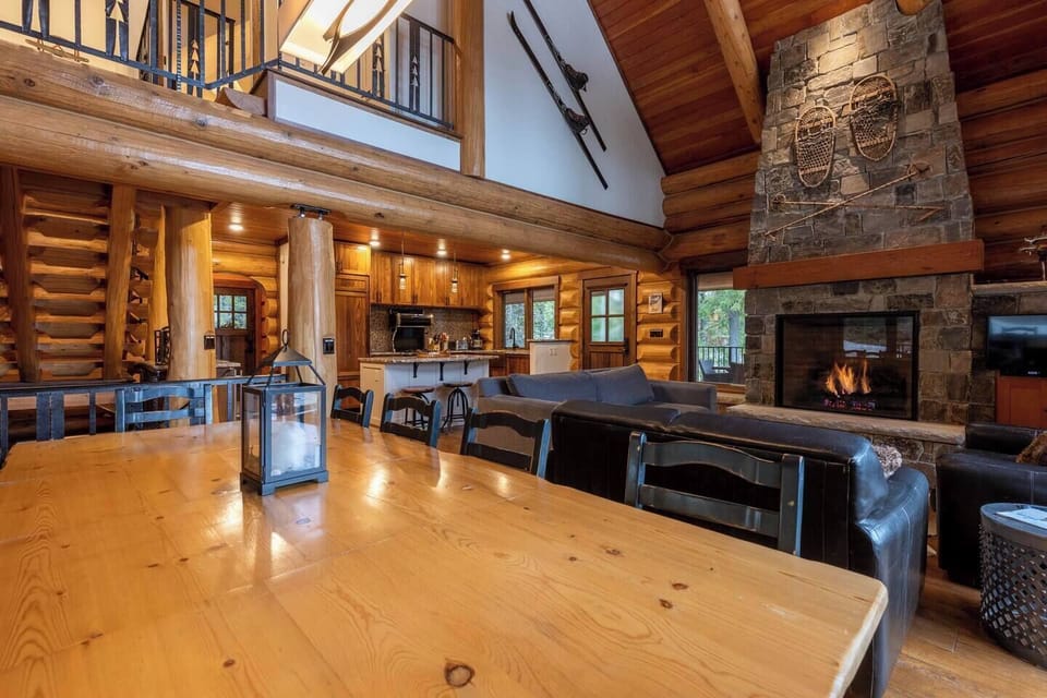 Dining Area l Seats 10 