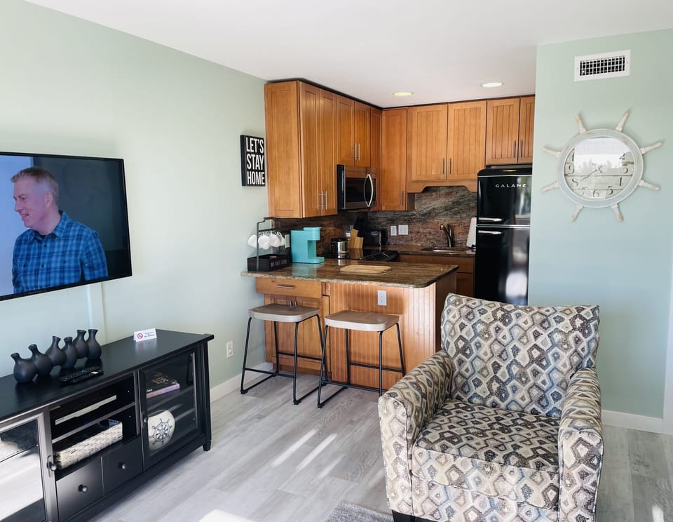 New refrigerator, microwave and dishwasher in the kitchen!