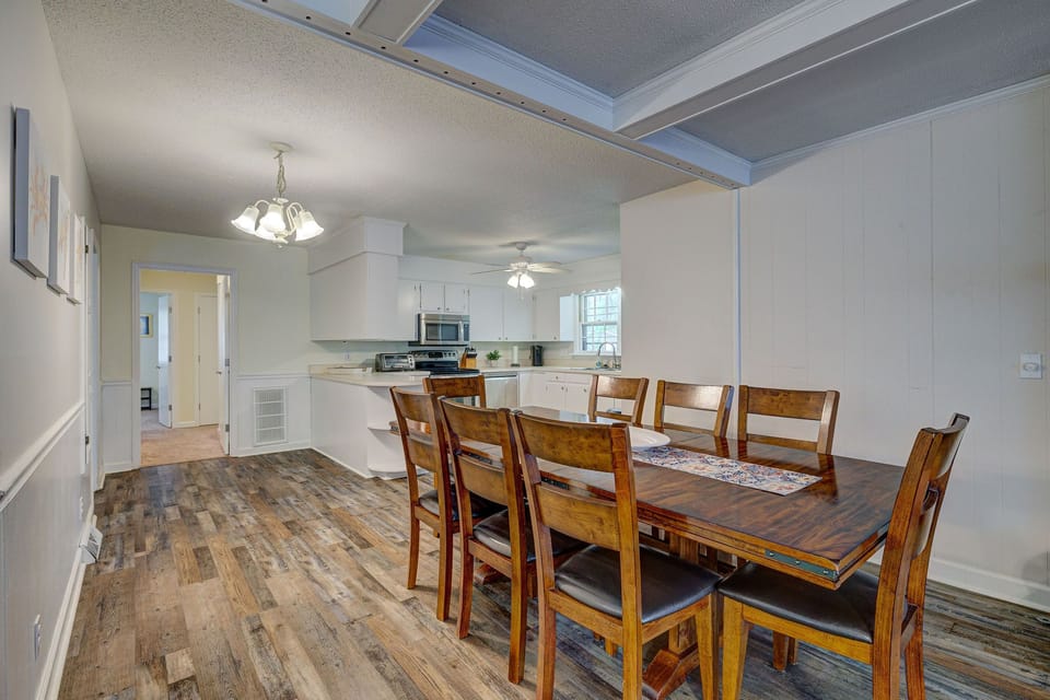 Dining Area & Kitchen