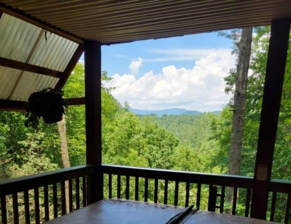 Enjoy the beautiful Mountain View from your private Hot Tub :)