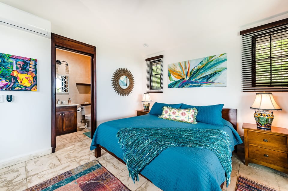 Guest room, king size bed. With big balcony to beautiful ocean view