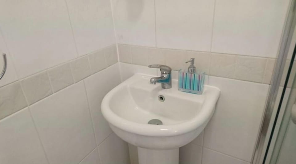 Room, 1 Bedroom, City View | Bathroom | Shower, free toiletries, towels