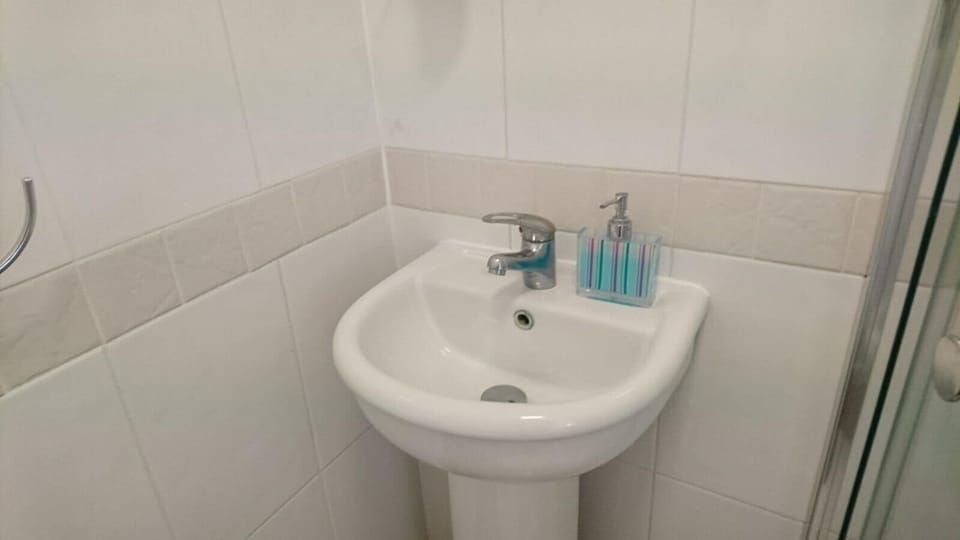 Room, 1 Bedroom, City View | Bathroom | Shower, free toiletries, towels