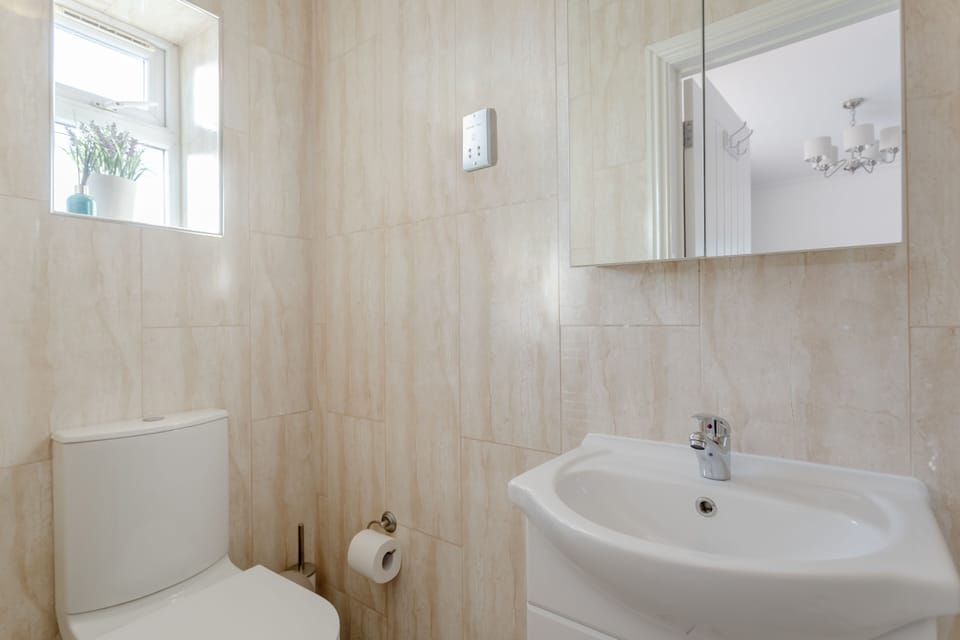 Room, 1 Bedroom | Bathroom | Combined shower/tub, towels