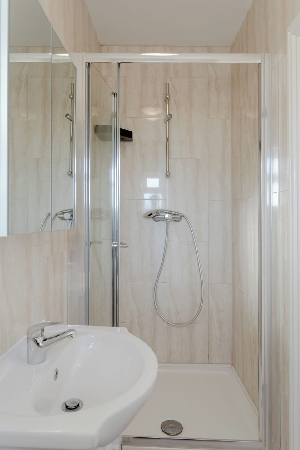 Room, 1 Bedroom | Bathroom | Combined shower/tub, towels