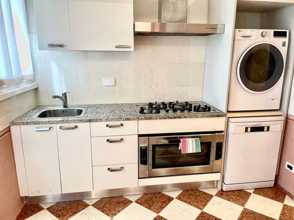 Deluxe Villa | Private kitchen | Electric kettle
