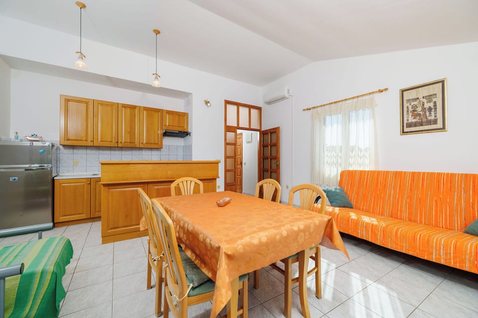 House | Private kitchen | Fridge, microwave, oven, stovetop