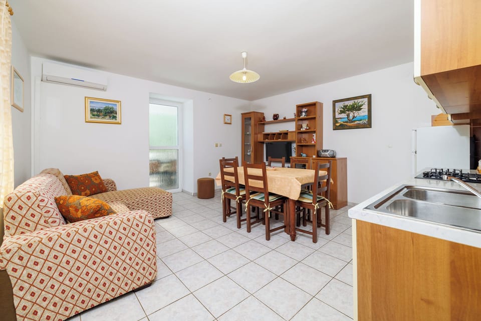 House | Private kitchen | Fridge, microwave, oven, stovetop